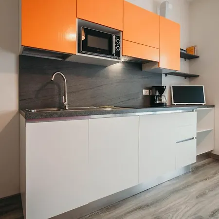 Al 13 Rosso - Lakeside Leisure & Business 斯特雷萨